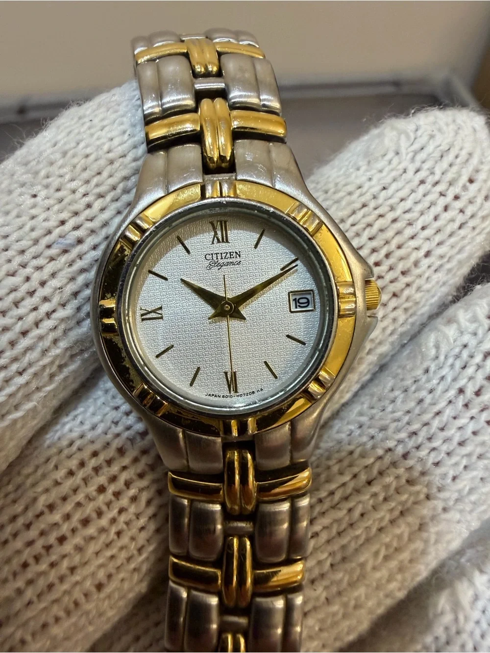 Vintage Citizen Elegance Women's Two-Tone Watch Textured Dial Date 6010-H04538